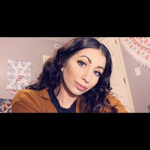 Meet your Posher, Caitlin